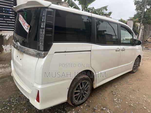 Toyota Voxy V 2WD 7-Seater 2016 White