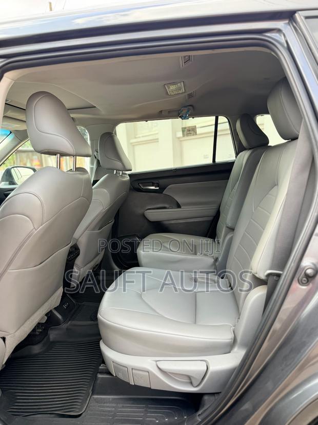 Toyota Highlander XLE 2022 Silver