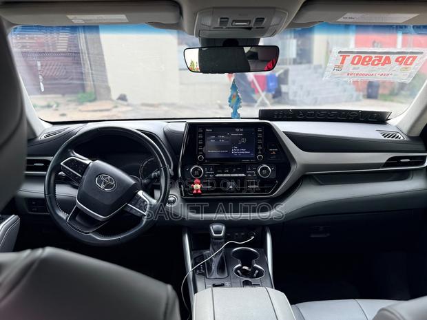 Toyota Highlander XLE 2022 Silver