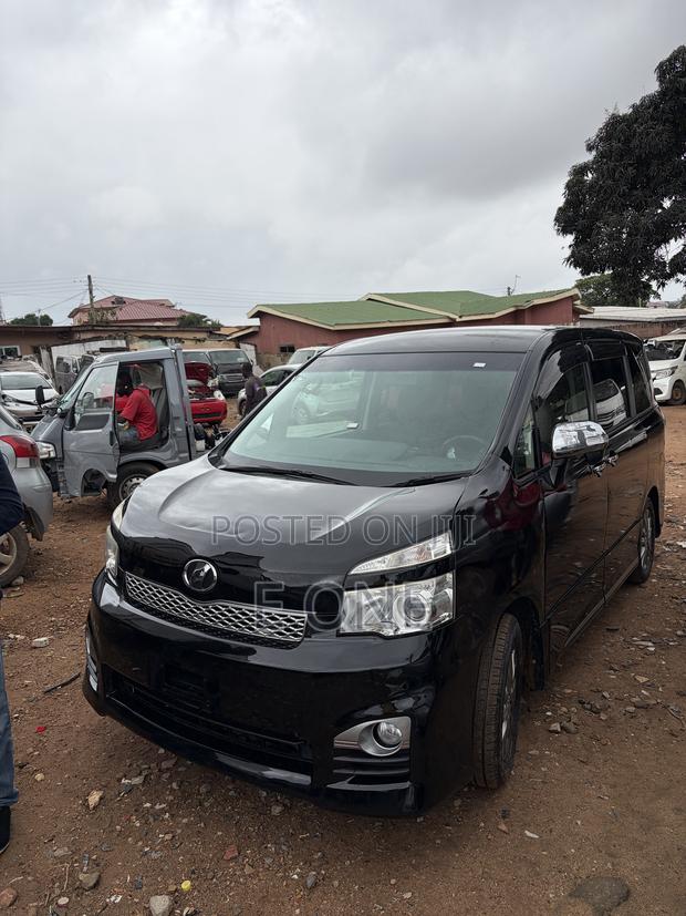 Toyota Voxy V 2WD 7-Seater 2012 Black