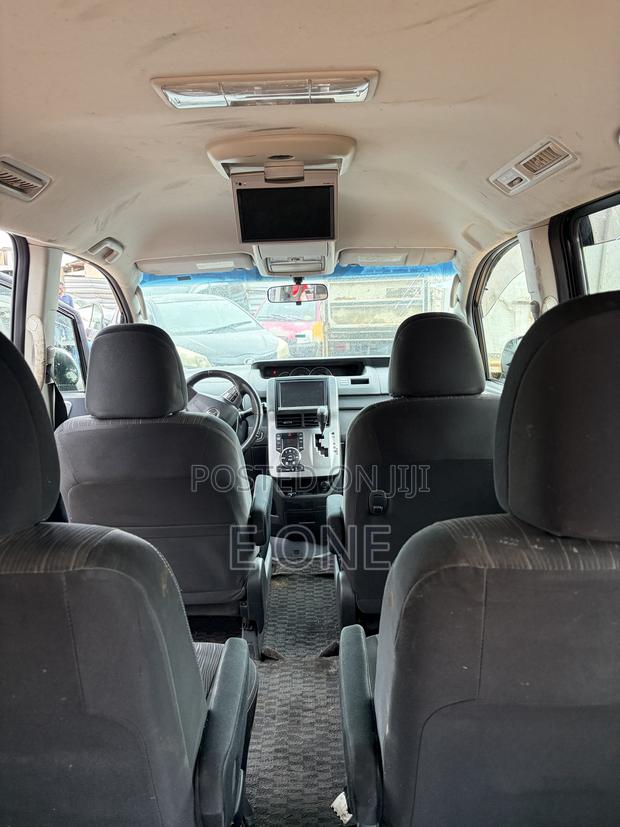 Toyota Voxy V 2WD 7-Seater 2012 Black