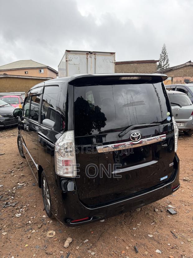 Toyota Voxy V 2WD 7-Seater 2012 Black
