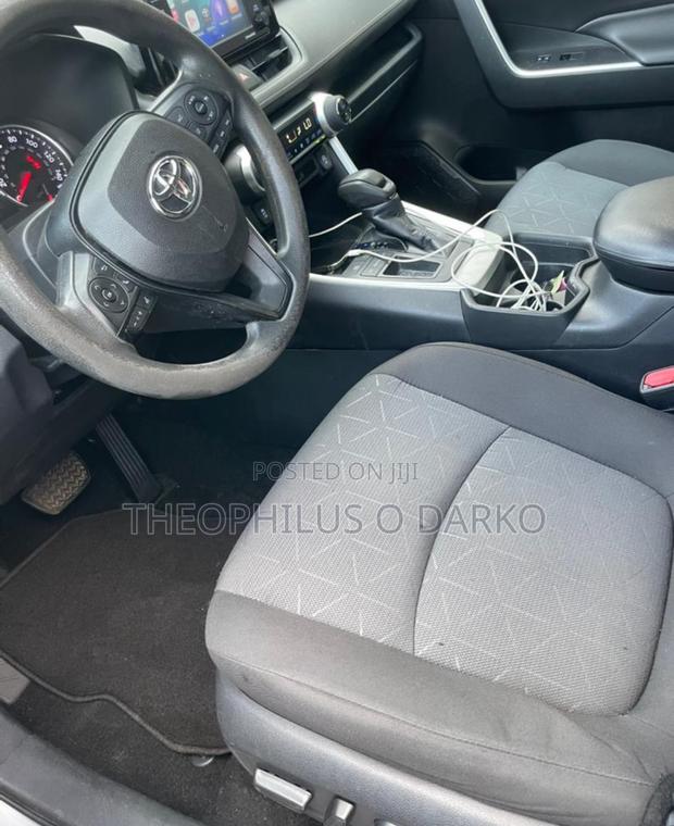 Toyota RAV4 XLE 2022 Silver