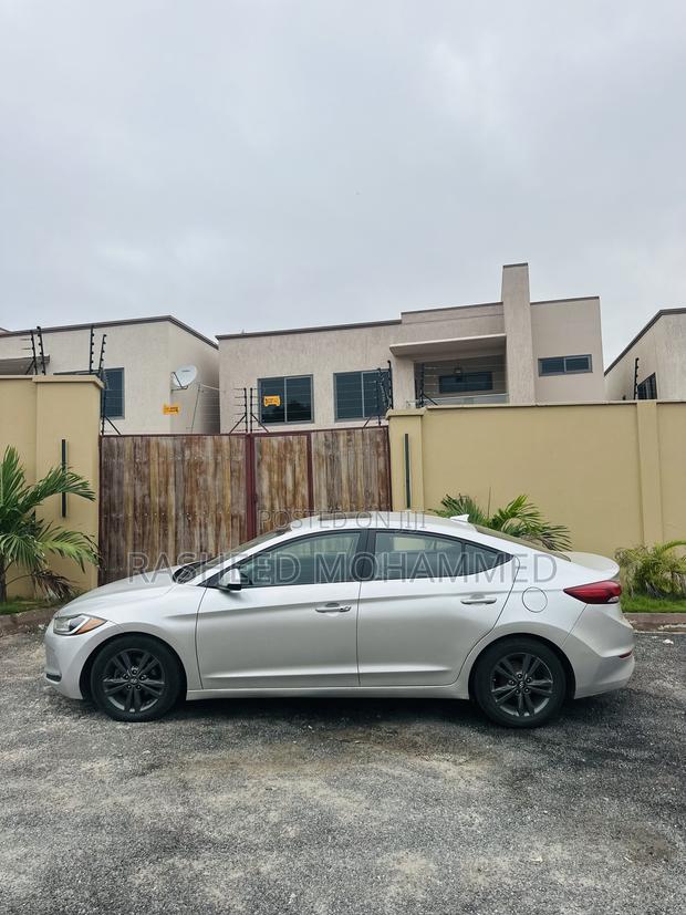 Hyundai Elantra Limited Sedan FWD (2.0L 4cyl 6A) 2017 Silver