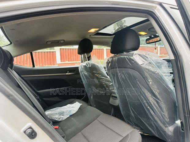 Hyundai Elantra Limited Sedan FWD (2.0L 4cyl 6A) 2017 Silver