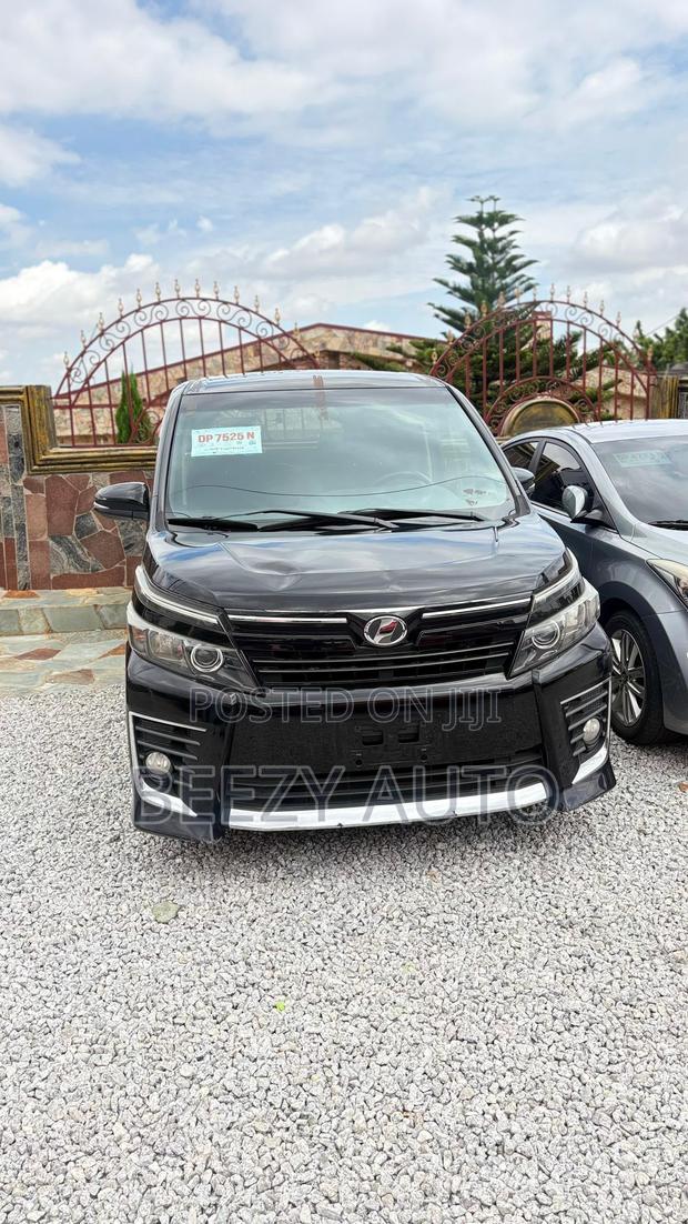 Toyota Voxy V 4WD 8-Seater 2014 Black