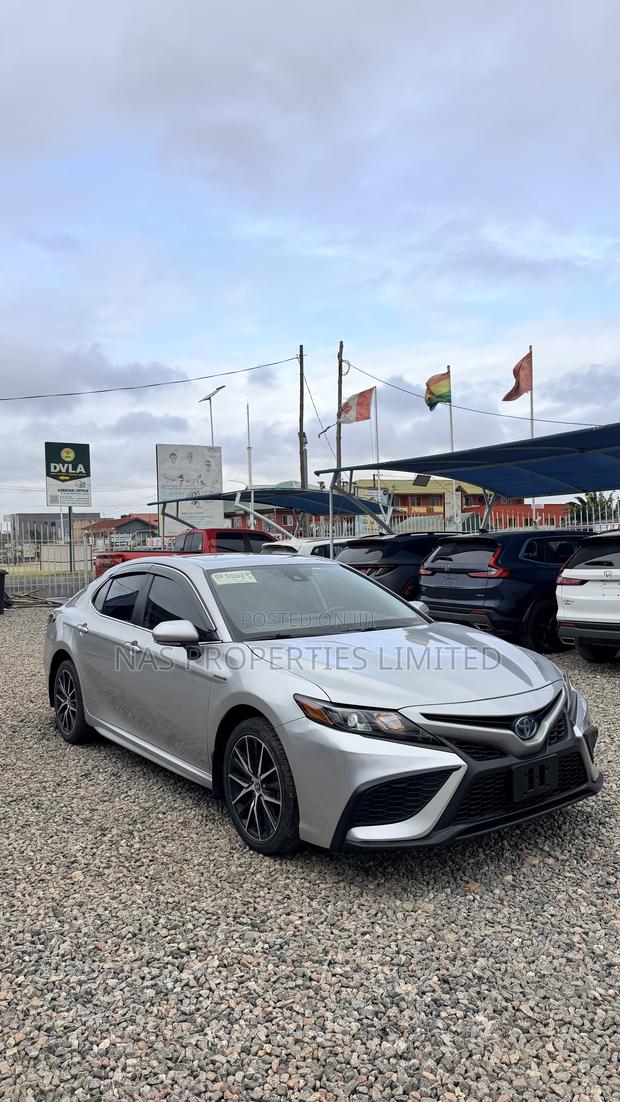 Toyota Camry SE 2022 Silver
