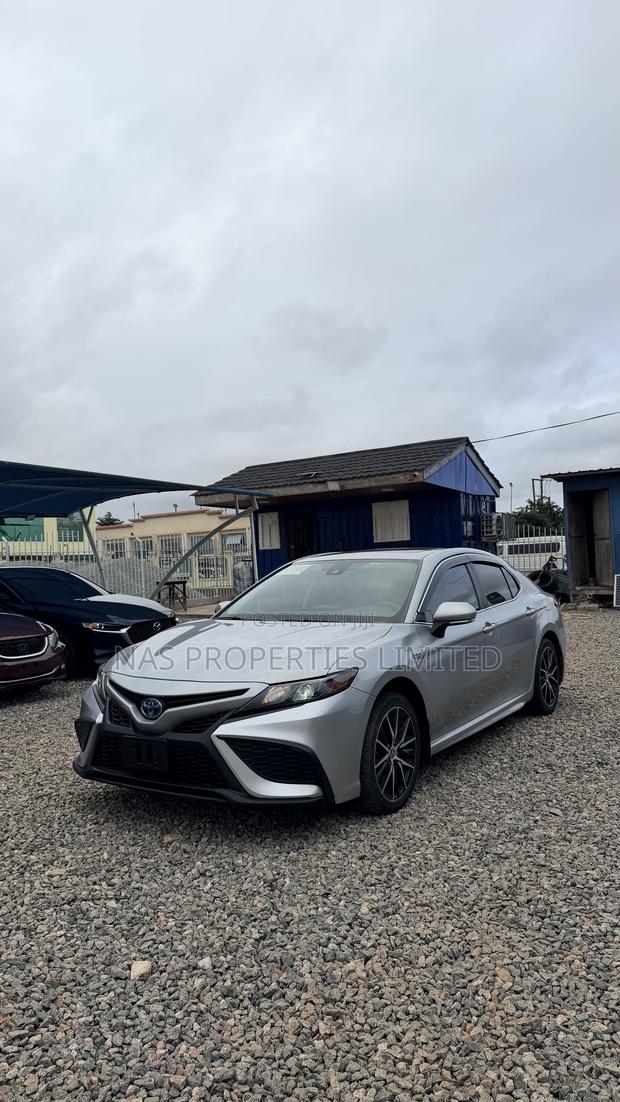 Toyota Camry SE 2022 Silver