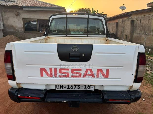 Nissan Hardbody 2016 White