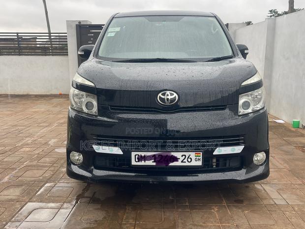 Toyota Voxy 2010 Black