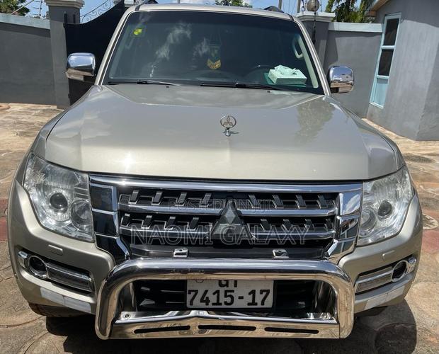 Mitsubishi Pajero IO 2013 Gold