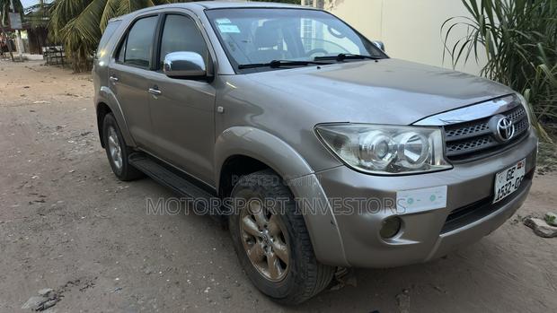 Toyota Fortuner 2.5 D AWD 2009 Ivory