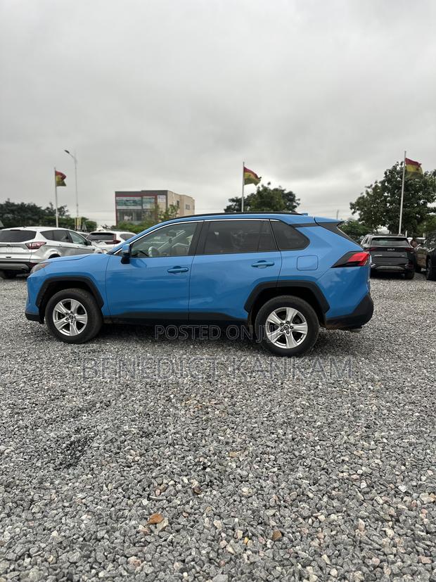 Toyota RAV4 XLE AWD 2019 Blue
