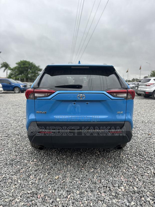 Toyota RAV4 XLE AWD 2019 Blue