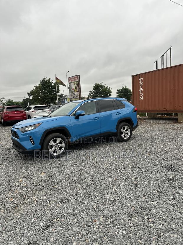Toyota RAV4 XLE AWD 2019 Blue