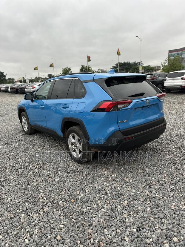 Toyota RAV4 XLE AWD 2019 Blue