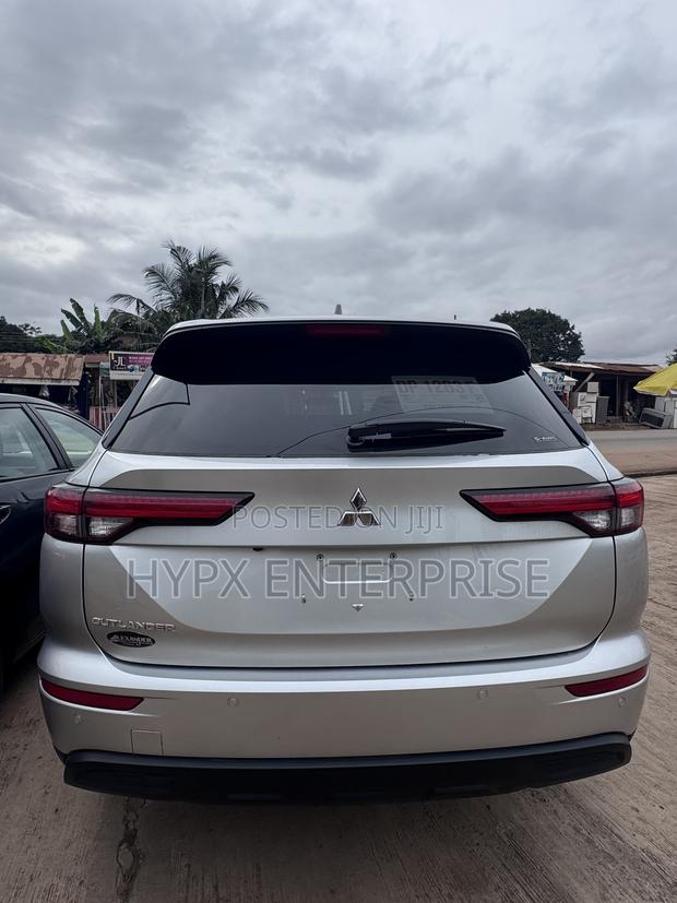 Mitsubishi Outlander 2024 Silver