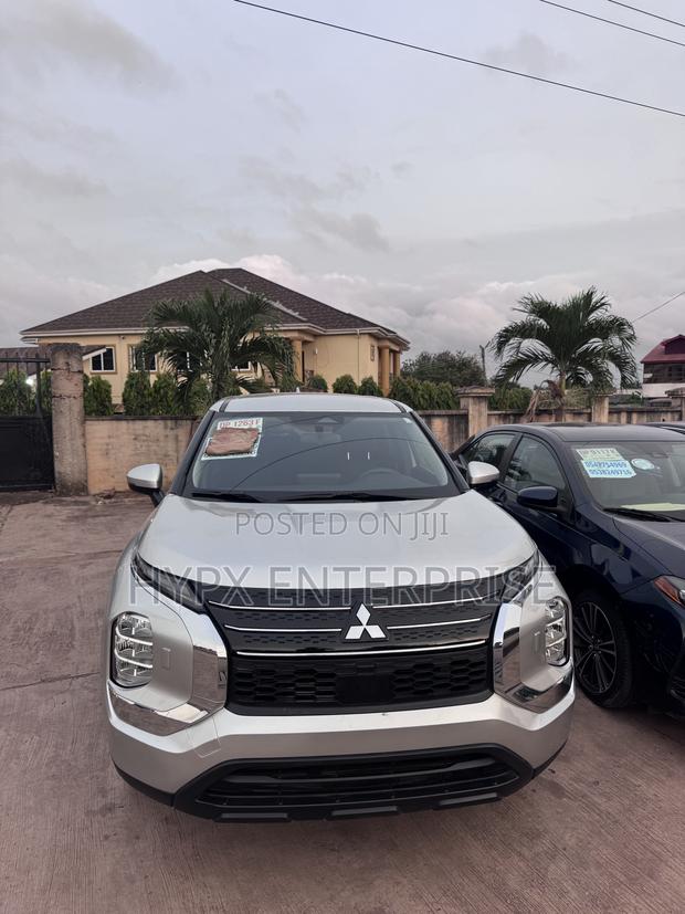 Mitsubishi Outlander 2024 Silver