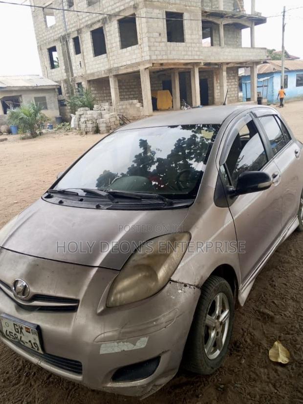 Toyota Vitz 1.3 FWD 5dr 2010 Silver