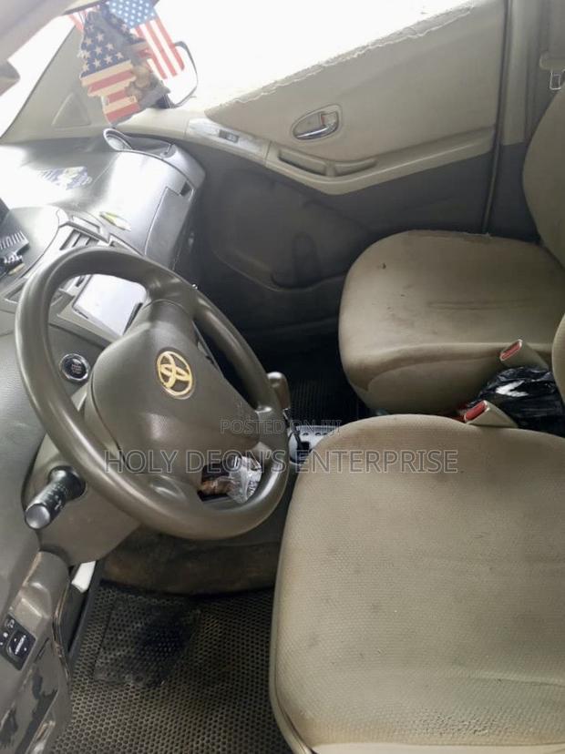 Toyota Vitz 1.3 FWD 5dr 2010 Silver