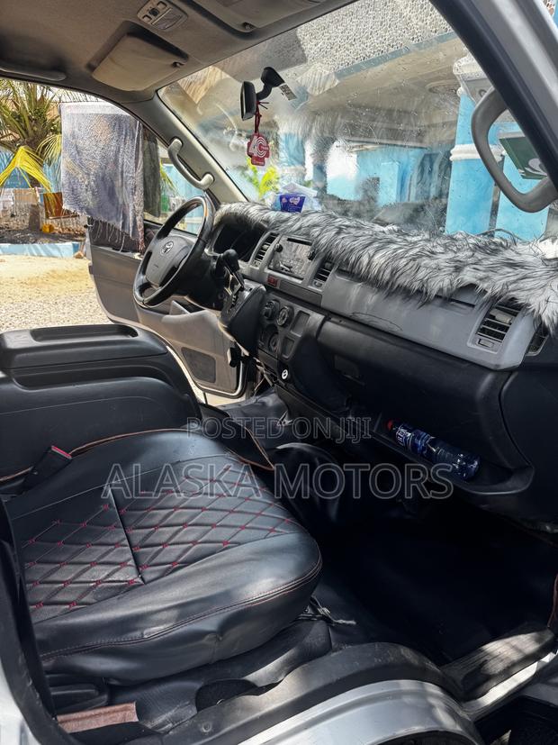 Toyota Grand HiAce 2002 Silver