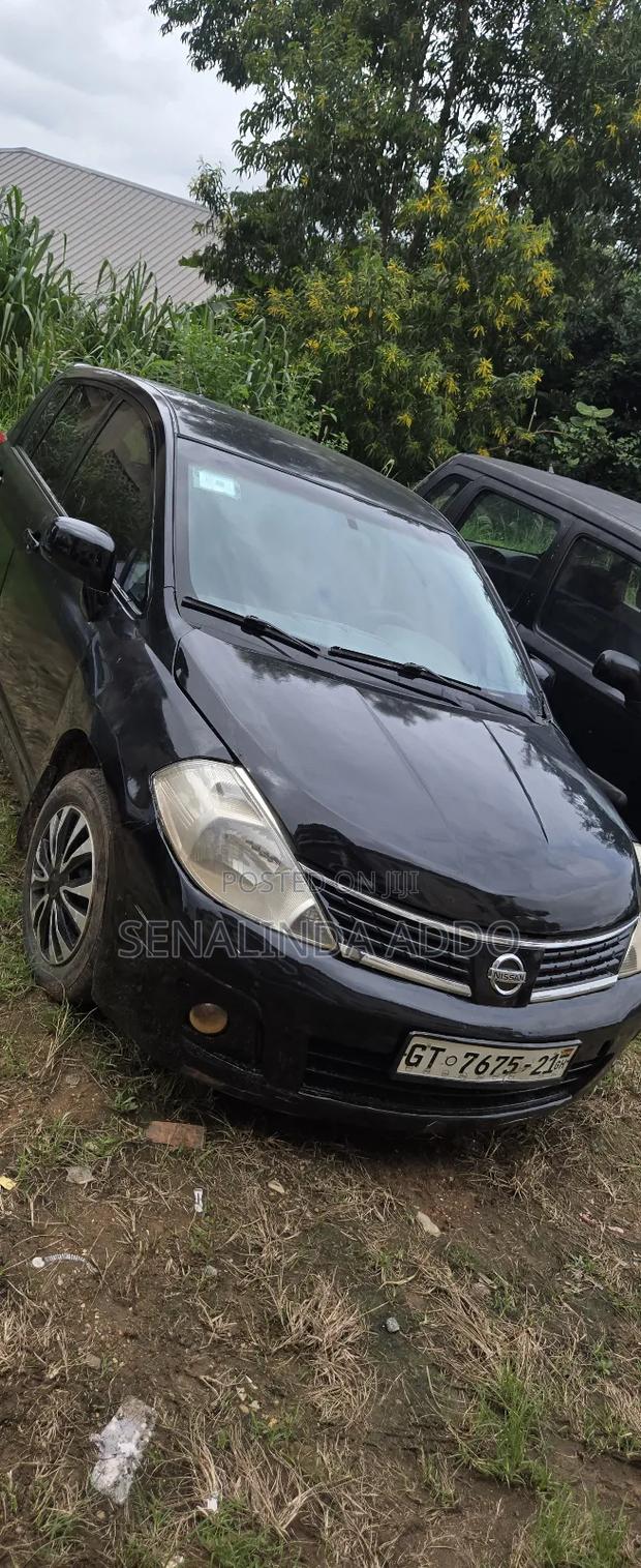 Nissan Versa 1.8 SL Hatchback 2010 Black