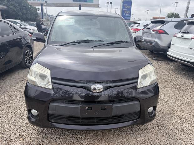 Toyota Sienta 2013 Brown