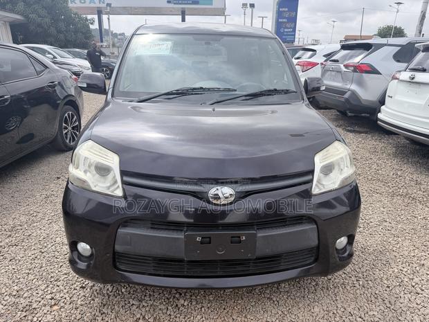 Toyota Sienta 2013 Brown