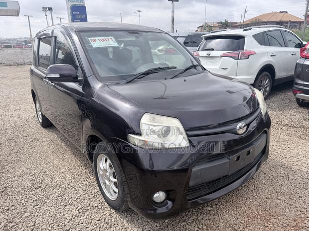 Toyota Sienta 2013 Brown