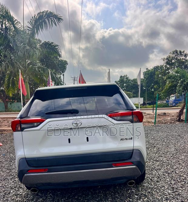 Toyota RAV4 2021 White