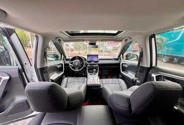 Toyota RAV4 2021 White