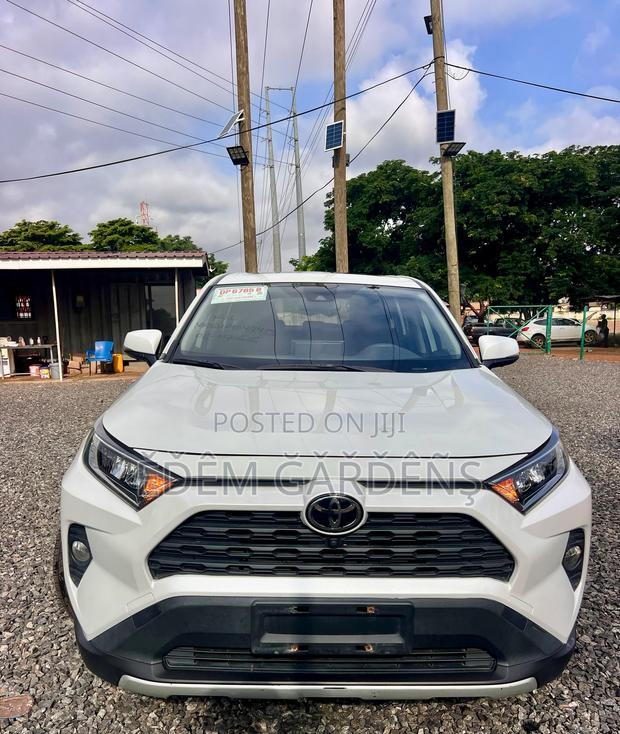 Toyota RAV4 2021 White