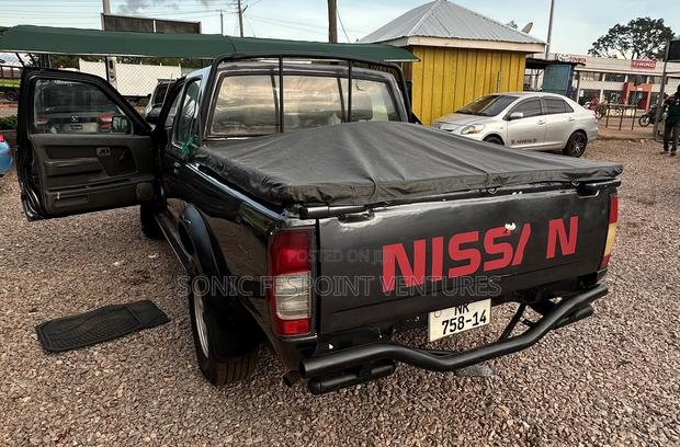 Nissan Hardbody 2002 Gray
