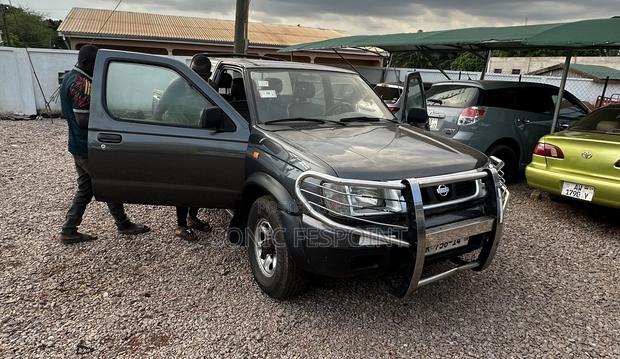 Nissan Hardbody 2002 Gray