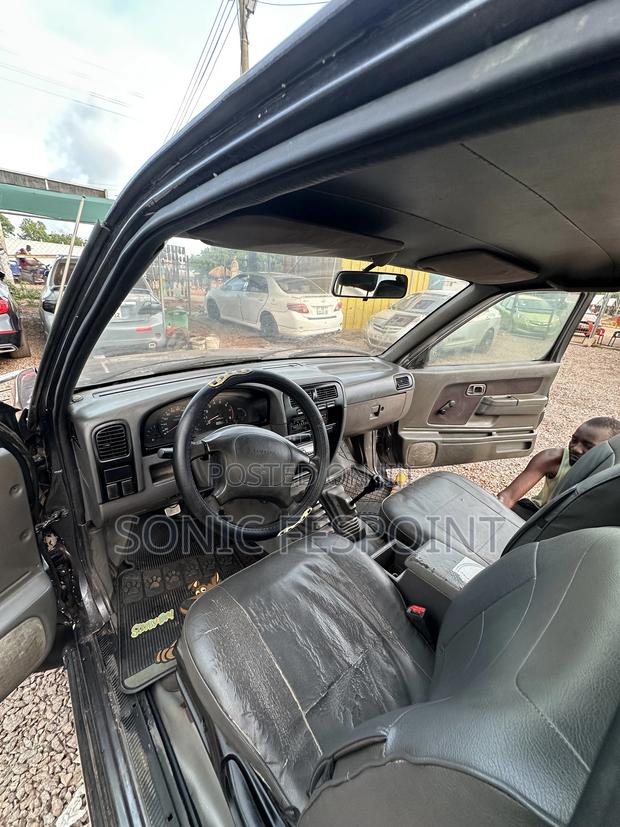Nissan Hardbody 2002 Gray