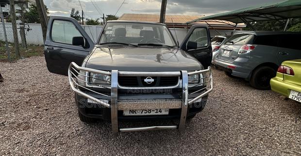 Nissan Hardbody 2002 Gray
