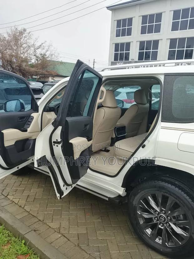 Toyota Land Cruiser 2022 White