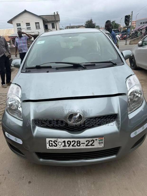 Toyota Vitz 2010 Silver