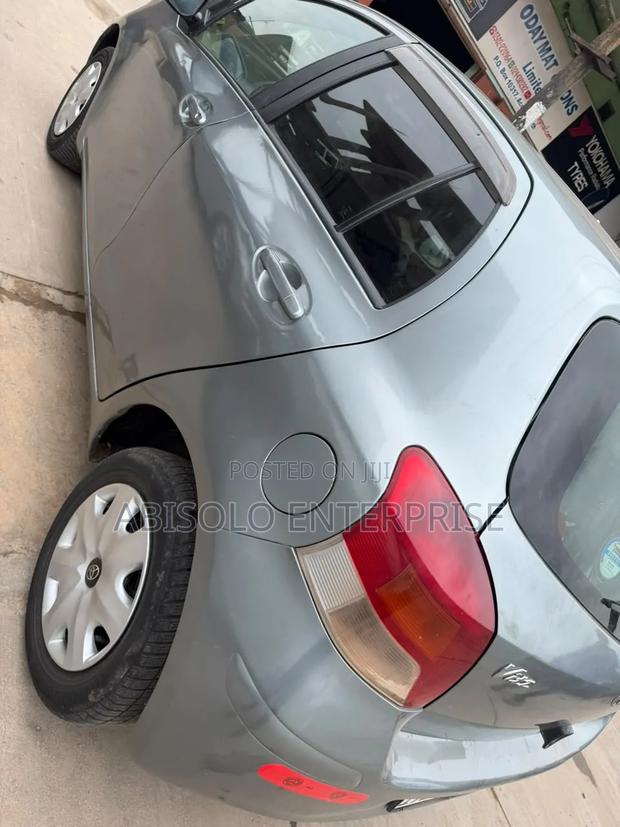 Toyota Vitz 2010 Silver