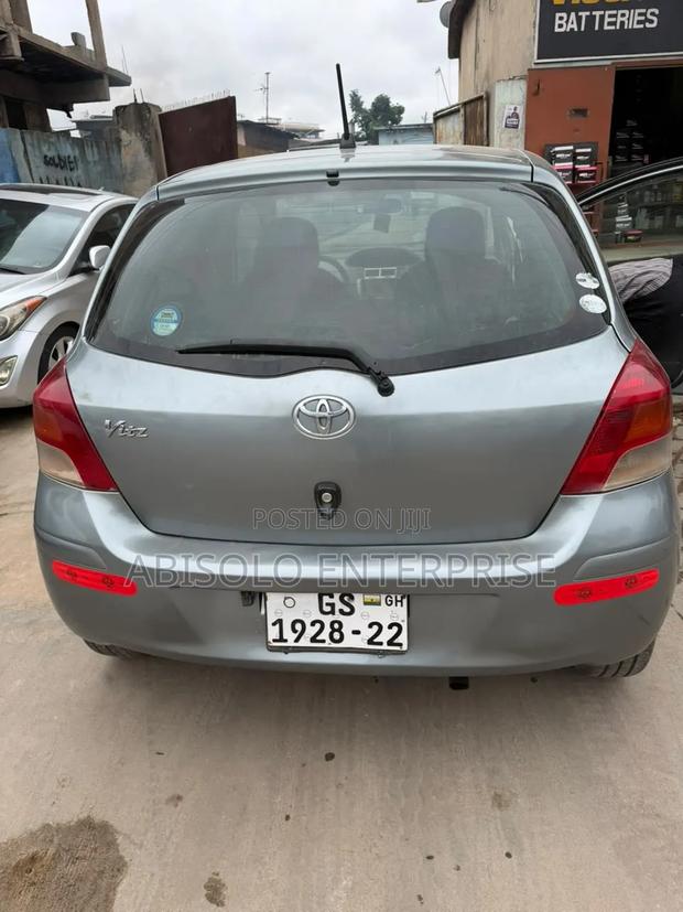 Toyota Vitz 2010 Silver
