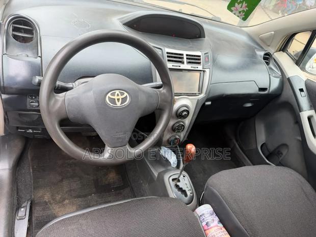 Toyota Vitz 2010 Silver
