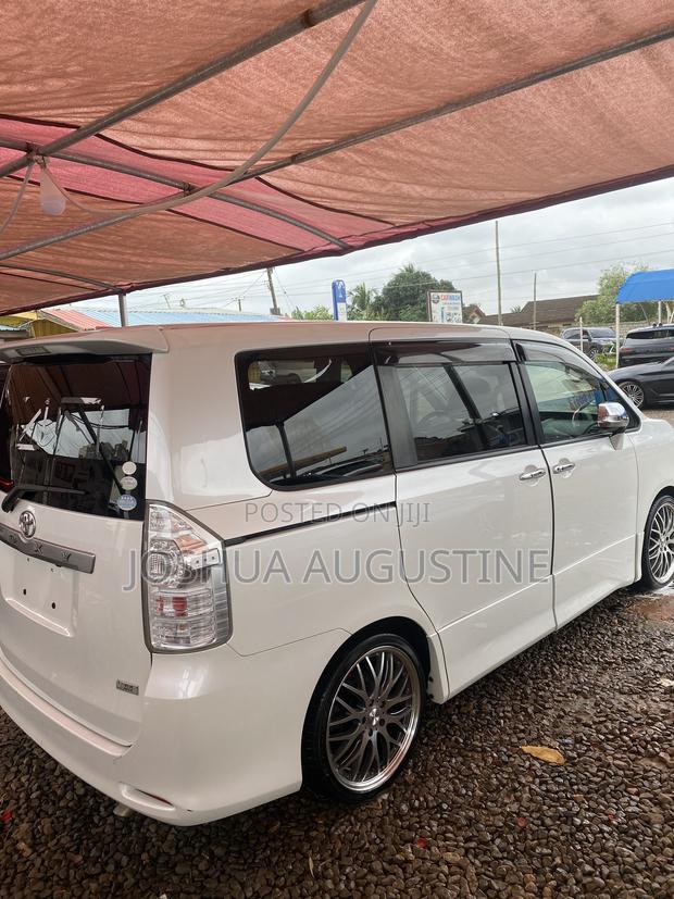 Toyota Voxy 2013 Black