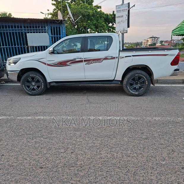 Toyota Hilux 2021 White