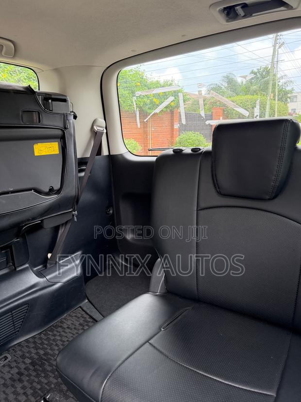 Toyota Voxy V 4WD 7-Seater 2012 White