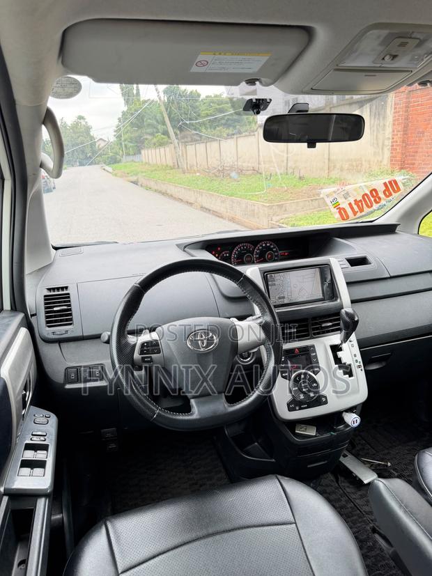 Toyota Voxy V 4WD 7-Seater 2012 White