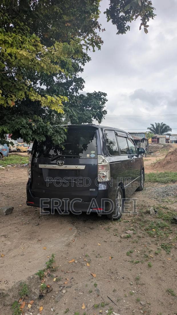 Toyota Voxy 2012 Gray