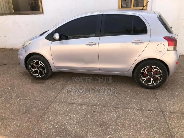 Toyota Vitz 2009 Silver