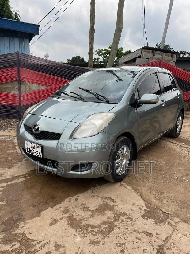 Toyota Vitz 2010 Silver