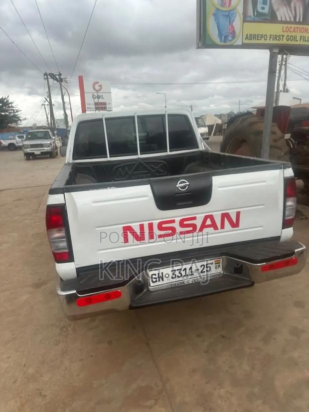 Nissan Hardbody 2010 White