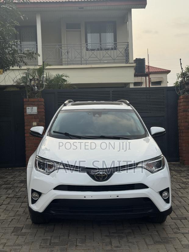 Toyota RAV4 XLE 4dr SUV AWD (2.5L 4cyl 6A) 2018 White